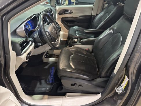 Used 2020 Chrysler Pacifica Touring-L image 10