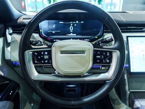 Used 2025 Land Rover Range Rover SE AWD/4WD image 5