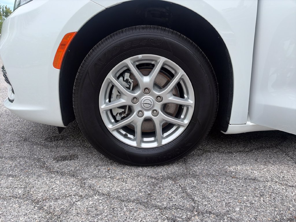 Used 2026 Chrysler Pacifica Select FWD image 26