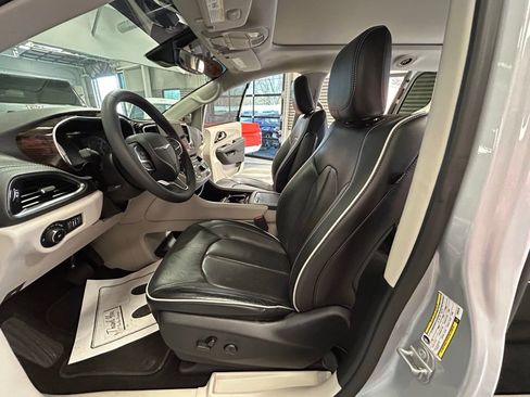 Used 2023 Chrysler Pacifica Limited image 53