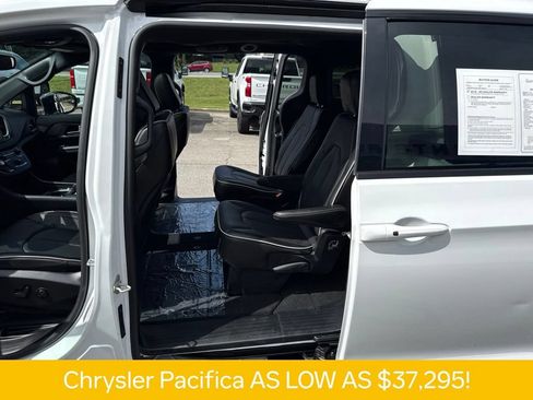 Used 2026 Chrysler Pacifica Limited w/ S Appearance Package FWD image 10