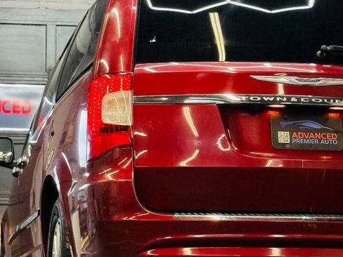 Used 2012 Chrysler Town & Country Touring-L w/ Entertainment Group #2 FWD image 13