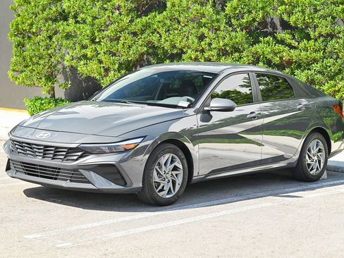 Used 2024 Hyundai Elantra Blue image 1