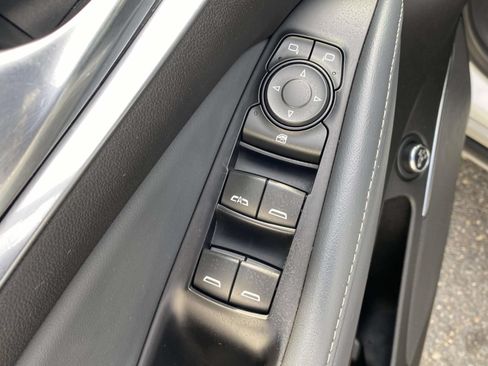 Used 2022 Buick Enclave Essence FWD image 18