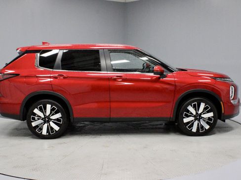 New 2025 Mitsubishi Outlander SE image 9