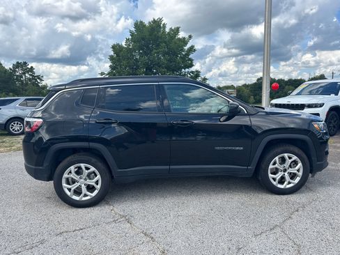 Used 2024 Jeep Compass Latitude AWD/4WD image 4