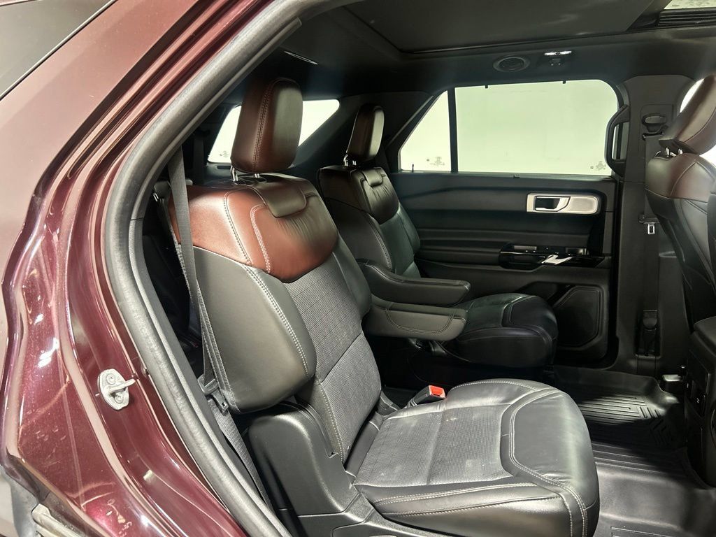 Used 2022 Ford Explorer Platinum w/ Equipment Group 601A AWD/4WD image 39