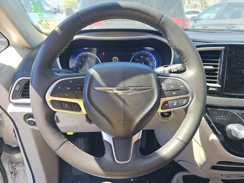 Used 2022 Chrysler Pacifica Touring-L FWD image 10