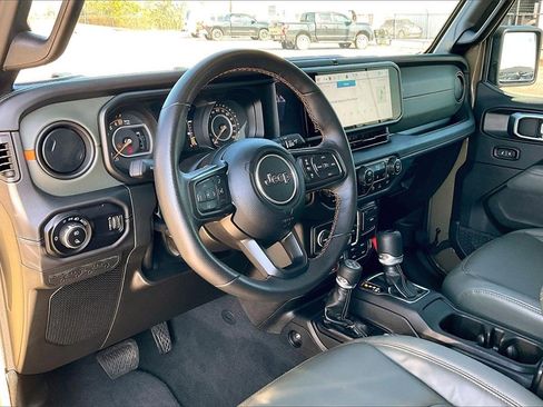 Used 2025 Jeep Gladiator Mojave image 14