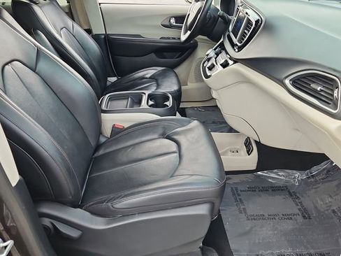 Used 2020 Chrysler Pacifica Touring-L image 20