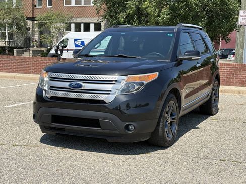 Used 2015 Ford Explorer XLT w/ Equipment Group 202B FWD image 3