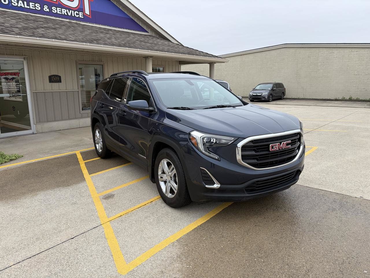 Used 2018 GMC Terrain SLE w/ Driver Convenience Package FWD image 3