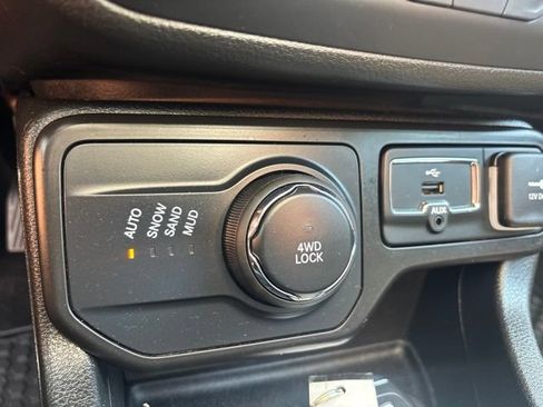 Used 2021 Jeep Renegade Latitude AWD/4WD image 16
