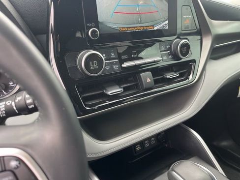 Used 2024 Toyota Highlander LE FWD image 26