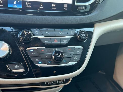Certified 2023 Chrysler Pacifica Touring-L FWD image 23