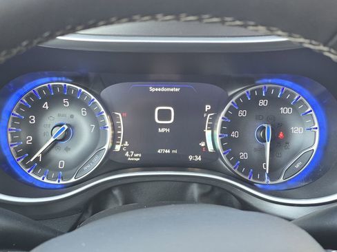 Used 2024 Chrysler Pacifica Touring-L image 15