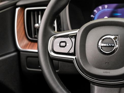 Used 2023 Volvo XC60 B5 Plus image 16