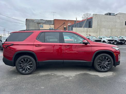 Used 2023 Chevrolet Traverse RS FWD image 2