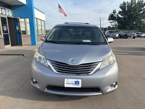 Used 2015 Toyota Sienna XLE Premium FWD image 2