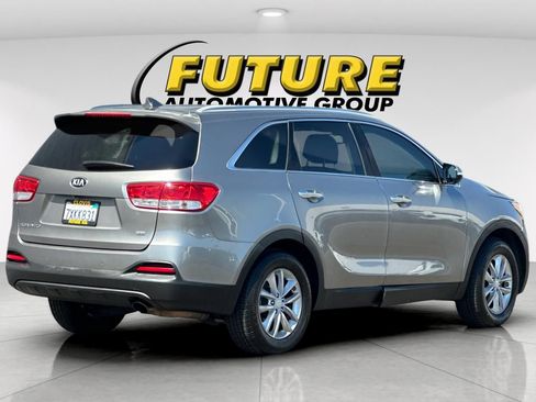 Used 2017 Kia Sorento FWD w/ LX Convenience Package image 4