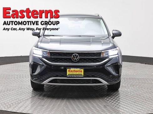 Used 2022 Volkswagen Taos SE FWD image 2