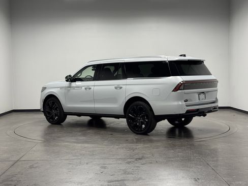 Used 2025 Lincoln Navigator L Reserve image 6