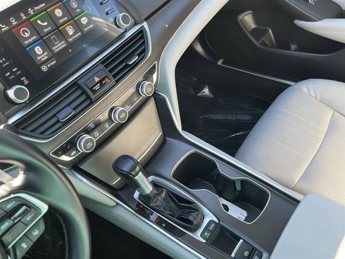 Used 2018 Honda Accord Touring image 25