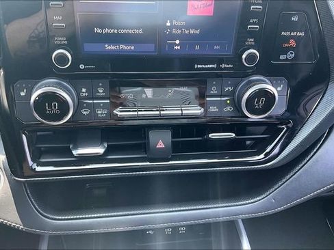 Used 2021 Toyota Highlander XSE FWD image 15