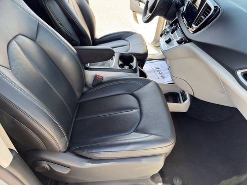 Used 2024 Chrysler Pacifica Touring-L image 32