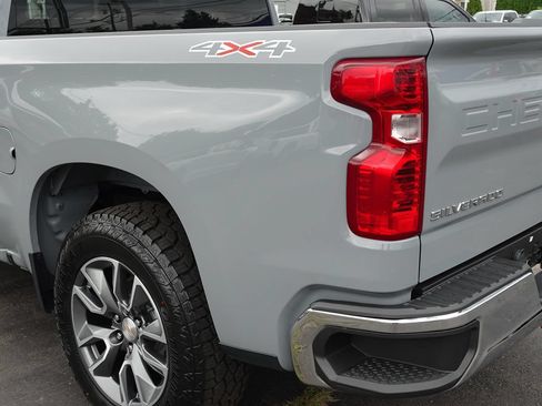 Used 2024 Chevrolet Silverado 1500 LT AWD/4WD image 9