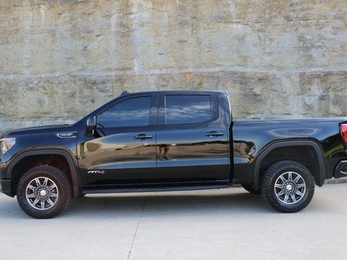 Used 2024 GMC Sierra 1500 AT4 w/ Technology Package AWD/4WD image 4