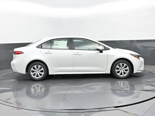 Used 2025 Toyota Corolla LE FWD image 2