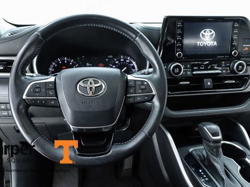 Used 2020 Toyota Highlander XLE AWD/4WD image 20