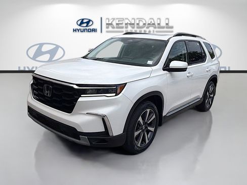 Used 2025 Honda Pilot Touring image 3