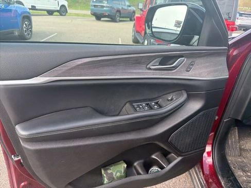 Used 2024 Jeep Grand Cherokee Limited w/ Trailer Tow Package AWD/4WD image 11