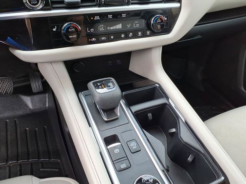 Used 2022 Nissan Pathfinder SV AWD/4WD image 16