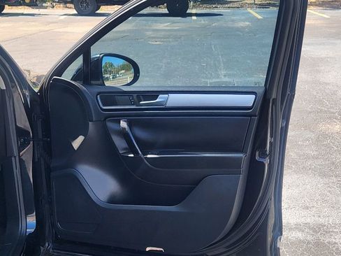 Used 2015 Volkswagen Touareg Sport image 14