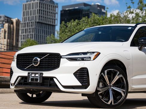 Certified 2025 Volvo XC60 T8 Ultra w/ Climate Package AWD/4WD image 2