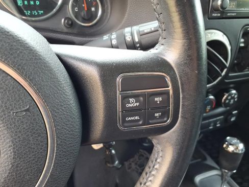 Used 2017 Jeep Wrangler Unlimited Sahara w/ Connectivity Group AWD/4WD image 22