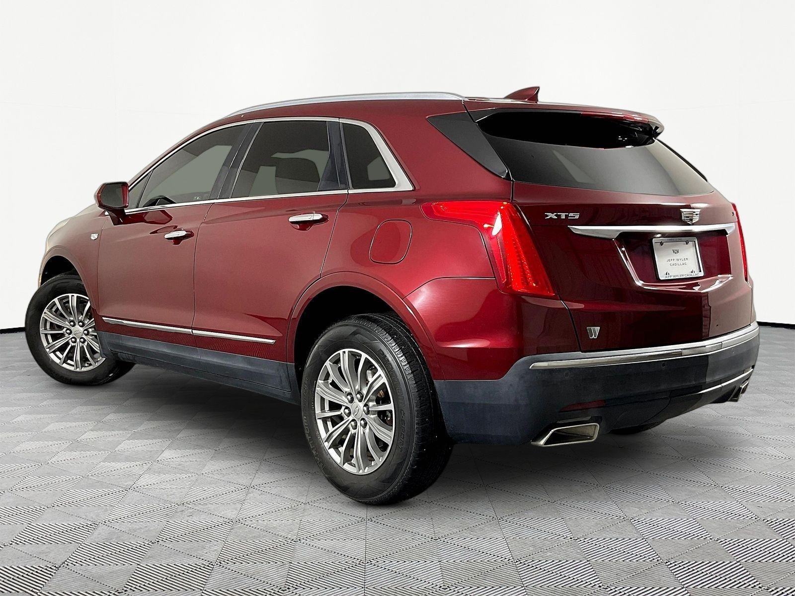 Used 2017 Cadillac XT5 Luxury w/ Driver Awareness Package FWD image 4