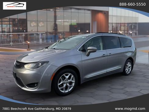 Used 2017 Chrysler Pacifica Touring-L w/ Tire & Wheel Group FWD image 3