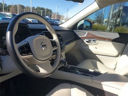 Used 2017 Volvo XC90 T5 Momentum w/ Vision Package image 12