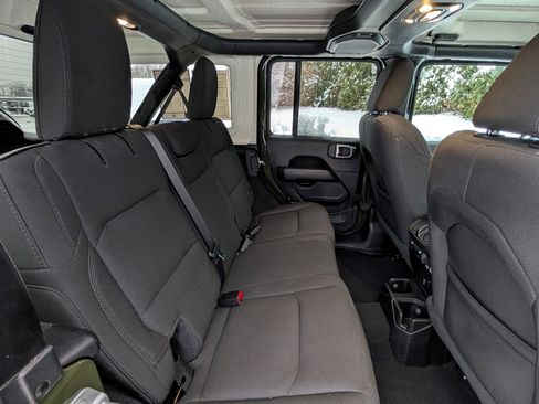 Used 2021 Jeep Wrangler Unlimited Sahara image 27