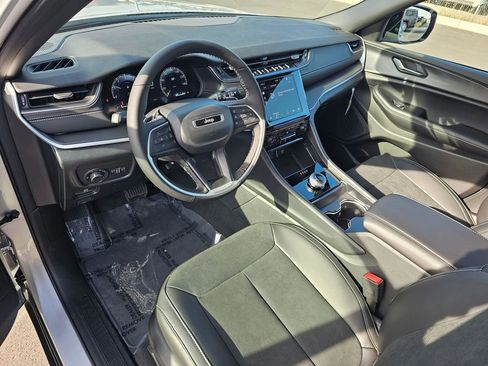 New 2025 Jeep Grand Cherokee Altitude AWD/4WD image 2