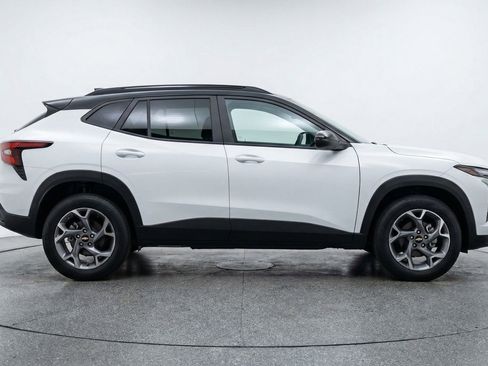 Used 2025 Chevrolet Trax LT w/ LT Convenience Package FWD image 11