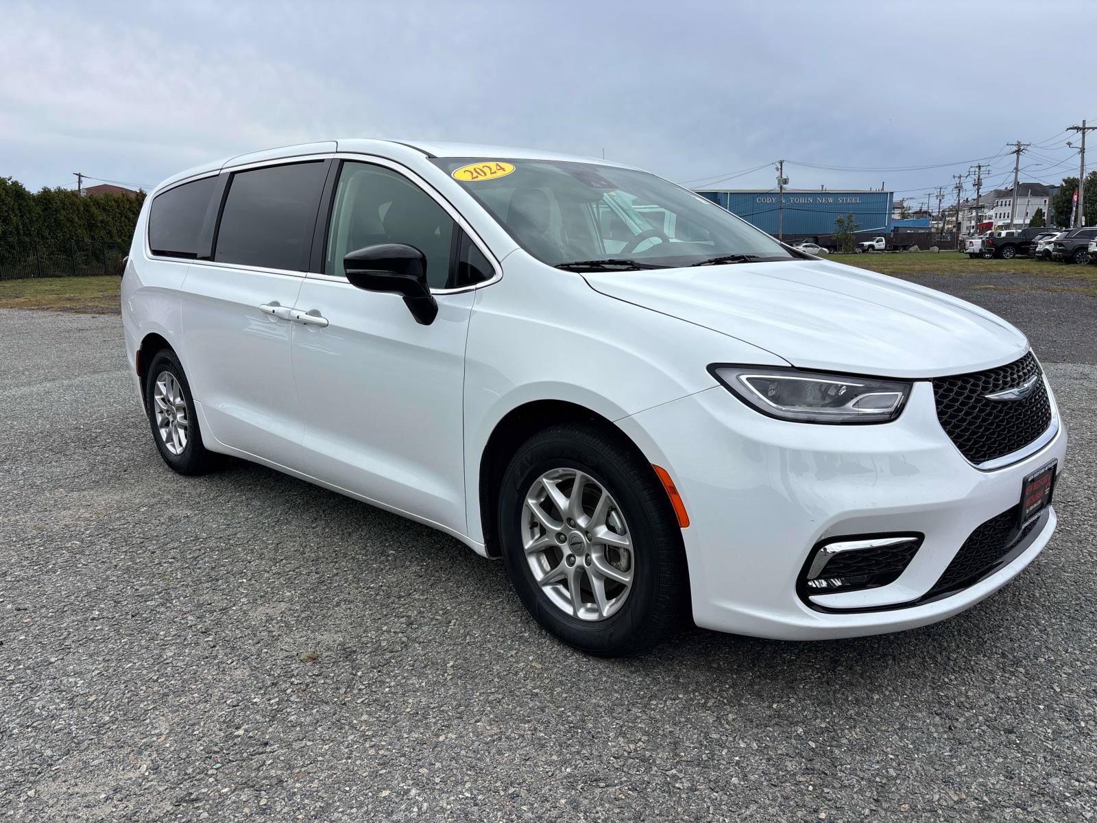 Used 2024 Chrysler Pacifica Touring-L FWD image 3