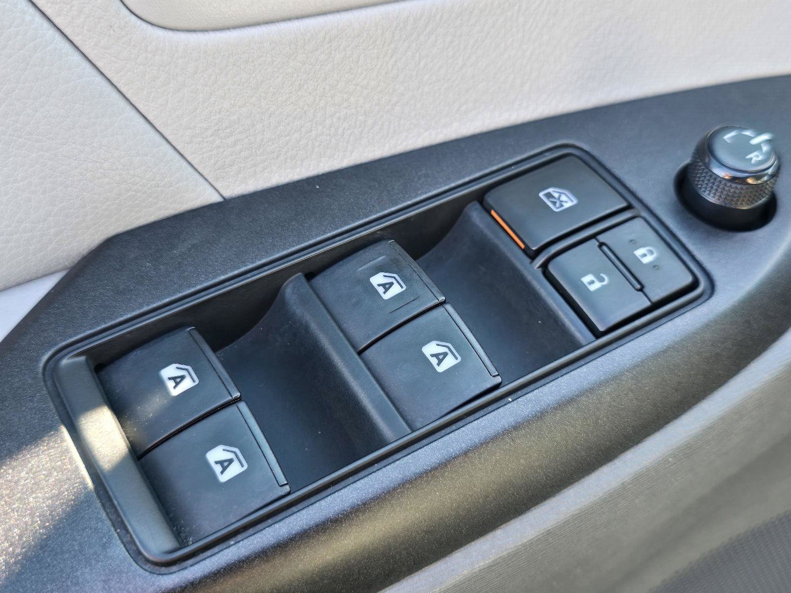 Used 2018 Toyota Sienna LE FWD image 24