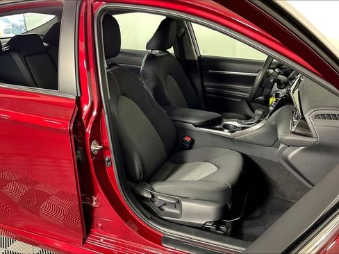 Used 2019 Toyota Camry LE image 10