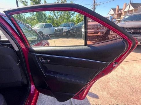 Used 2018 Toyota Corolla LE FWD image 27