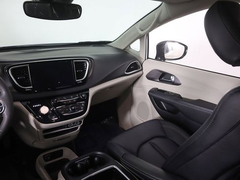 Used 2024 Chrysler Pacifica Touring-L image 34